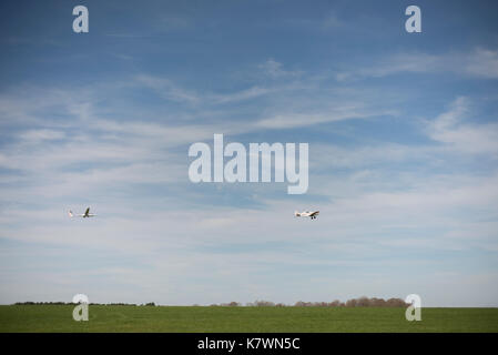 Segelflugzeug wird von einem Flugzeug geschleppt. Storrington, West Sussex, Großbritannien Stockfoto