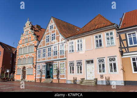 Historische Häuser am Kai auf den alten Hafen von Stade, Deutschland Stockfoto