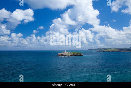 Leuchtturm auf Mouro Insel in der Bucht von Santander Stockfoto