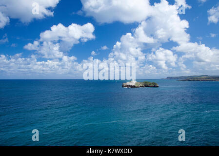 Leuchtturm auf Mouro Insel in der Bucht von Santander Stockfoto