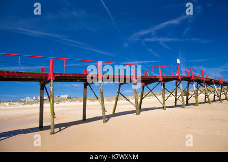 Bucht von Santander, hölzernen Pier auf El Puntal sanbank Strand für Wasser Bus embarkment gebaut Stockfoto