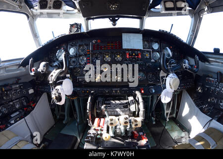 Das Armaturenbrett im Cockpit des an-30, Flugkartografie-Flugzeugs. Flugshow am Flughafen Zhuljany. 16. September 2016. Kiew, Ukraine. Stockfoto