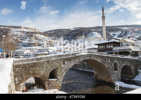 Pflastersteine Brücke und bistrica Fluss von Prizren, Kosovo im Winter Stockfoto