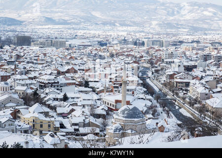 Stadt Prizren, Kosovo mit Schnee im Winter abgedeckt Stockfoto