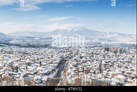 Stadt Prizren, Kosovo mit Schnee im Winter abgedeckt Stockfoto