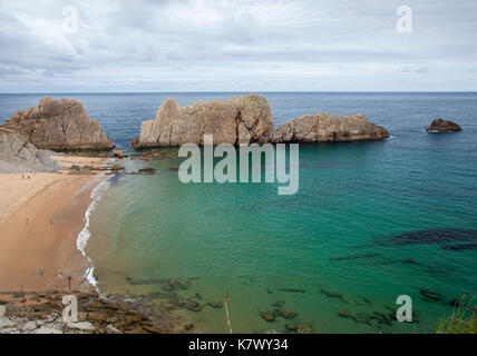 Kantabrien, Costa Quebrada, Felsformationen rund um Strand Playa de la Arnia Stockfoto