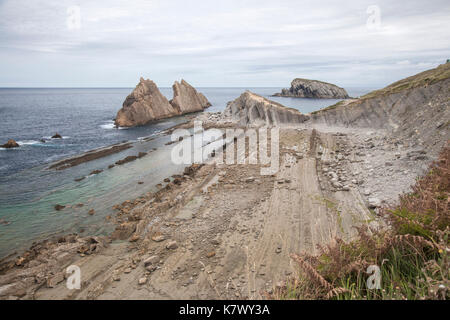 Kantabrien, Costa Quebrada, Felsformationen rund um Strand Playa de la Arnia Stockfoto