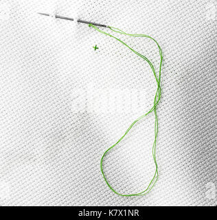 Objekte für Stickerei Kreuz in der Nähe auf einem weißen Hintergrund. Stockfoto