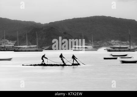 Armação de Búzios, Rio de Janeiro, Brasilien. 04. Januar 2015. Lange Exposition, ein schwarz-weiß Foto von einer Bucht in Buzios mit mehreren Boote verschwommen Stockfoto