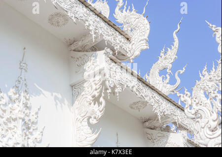 Drachen auf Wat Rong Khun (Weißer Tempel). Chiang Rai Provinz, Thailand, Südostasien Stockfoto