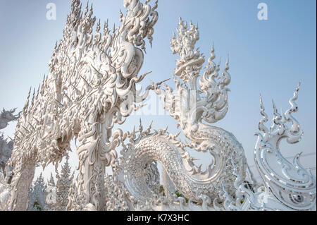 Details über die Brücke des 'Zyklus der Wiedergeburt' im Wat Rong Khun (Weißer Tempel). Chiang Rai Provinz, Thailand, Südostasien Stockfoto