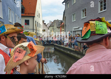 Fischertag (Fisher Tag): Männer und Jungen am Kanal Stadtbach warten auf das Startsignal zu fangen einen Fisch (Forelle), Memmingen, Schwaben, Schwaben, Bayern, B Stockfoto