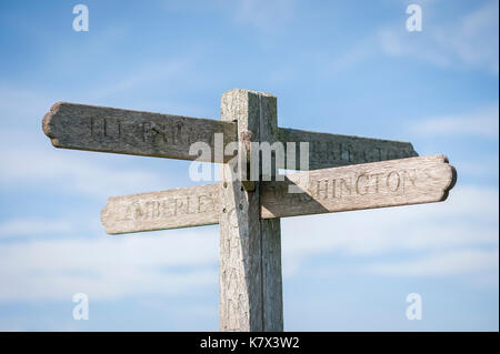 Holz- Wegweiser, West Sussex, England Stockfoto