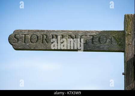 Holz- Wegweiser, storrington West Sussex, England Stockfoto