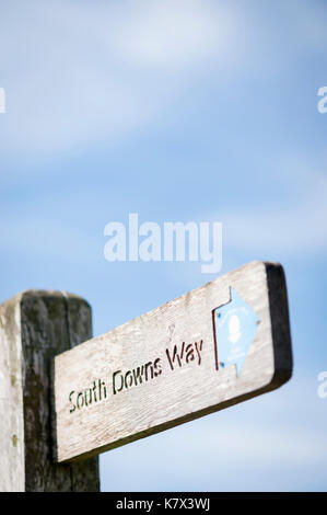 South Downs Way hölzernen Wegweiser, West Sussex, England Stockfoto