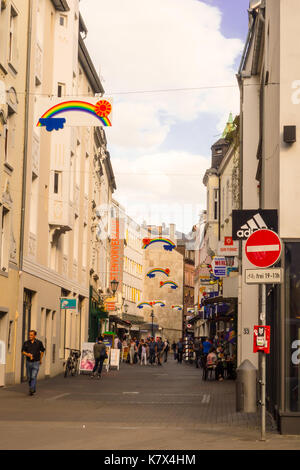 TRIER, Deutschland - 4. Aug. 17: Nagelstrabe oder Nagel Straße in englischer Sprache ist eine der wichtigsten Einkaufsstraßen in der Mittle Bezirk Trier. Stockfoto