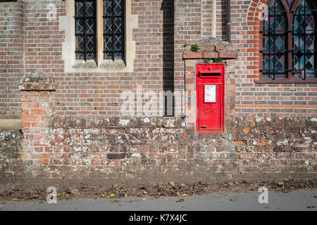 Roten Briefkasten in der Wand von Gebäude, West Sussex, England Stockfoto