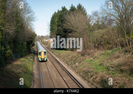 Zug in der Landschaft, West Sussex, England Stockfoto