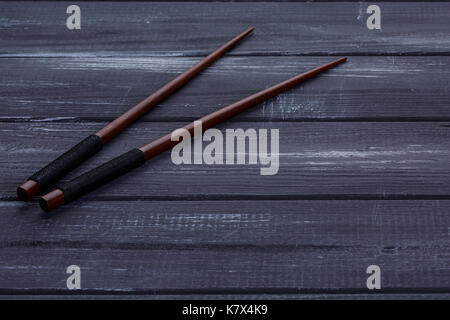 Braun Essstäbchen auf einem schwarzen Hintergrund Stockfoto