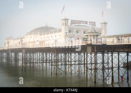 Brighton Pier im Morgennebel, East Sussex, England Stockfoto