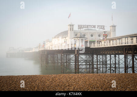 Brighton Pier im Morgennebel, East Sussex, England Stockfoto