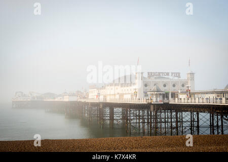 Brighton Pier im Morgennebel, East Sussex, England Stockfoto