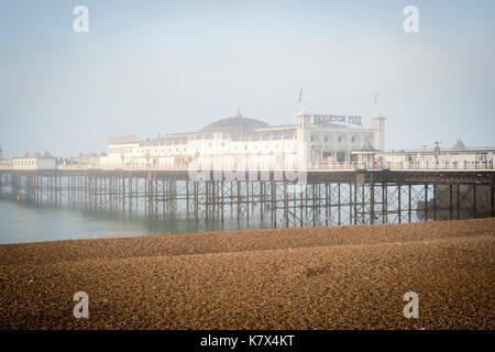 Brighton Pier im Morgennebel, East Sussex, England Stockfoto