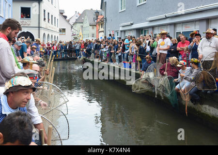 Fischertag (Fisher Tag): Männer und Jungen am Kanal Stadtbach warten auf das Startsignal zu fangen einen Fisch (Forelle), Memmingen, Schwaben, Schwaben, Bayern, B Stockfoto
