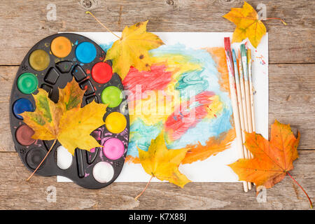 Farben des Herbstes abstrakt mit Wasserfarben und Blätter Stockfoto