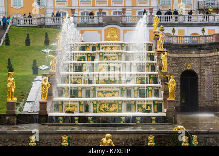 Peterhof, Russland - Juni 03. 2017. Fragment der großen Kaskade Springbrunnen in Peterhof Stockfoto