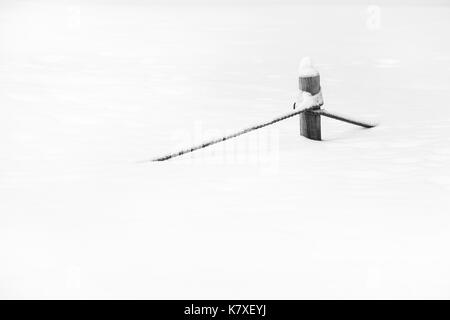 Zaunpfosten von Schnee bedeckt, Finnland Stockfoto