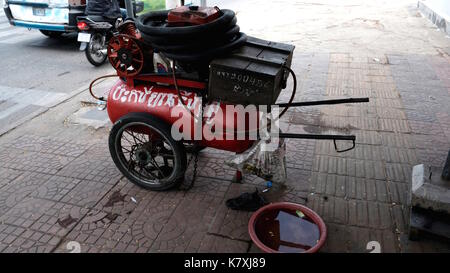 Flache Reparatur Kompressor Bürgersteige Wege Bürgersteige das Recht zu gehen Fußgängerzonen Phnom Penh Kambodscha ein Entwicklungsland in Südostasien Stockfoto