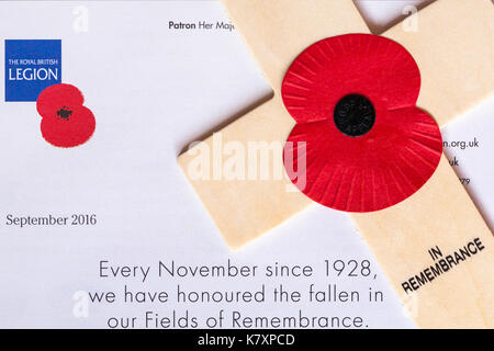 Die Royal British Legion - Roter Mohn auf hölzernen Kreuz in Erinnerung mit Korrespondenz Stockfoto