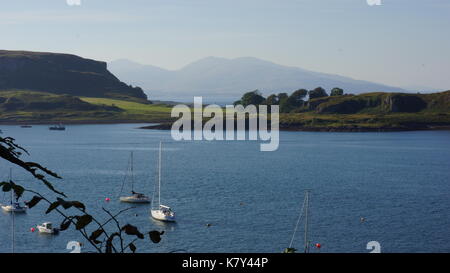 Schottland, Oban, Mull, Tobermory, Fähre, Cal Mac, Clan Maclean, Farbige Häuser, Hafen, Malerisch, St Andrews Cross, Gastronomie, Meeresessen. Stockfoto