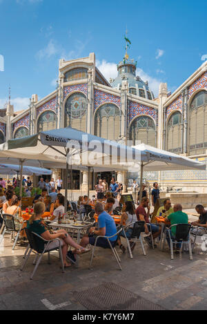 Valencia Spanien Cafe, Menschen über Mittagessen in einem Street Cafe entspannen neben dem Mercado Central in der Altstadt (Ciutat Vella) in Valencia, Spanien gelegen Stockfoto