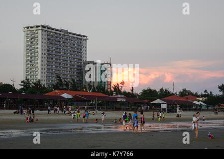 Vung Tau, Vietnam - 12 Nov, 2016. Menschen spielen am Strand bei Sonnenuntergang in Vung Tau, Vietnam. Vung Tau ist ein Port Ort auf einer Halbinsel im südlichen Vietn Stockfoto