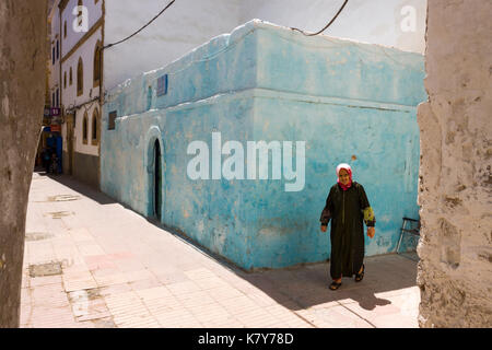 Farbenfrohe Gassen in ein Sommermorgen. Essaouira, Marrakech-Safi. Marokko Stockfoto