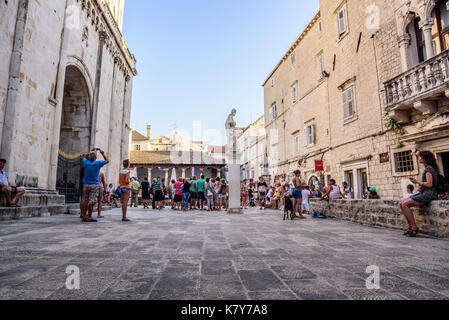 Hauptplatz von Trogir, einem beliebten Reiseziel in Kroatien. Stockfoto