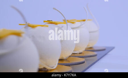 Velvet Cake Kugeln mit Zucker Streuseln. Weiß, kugelförmige Kuchen. Dekorative weiße Kuchen Stockfoto