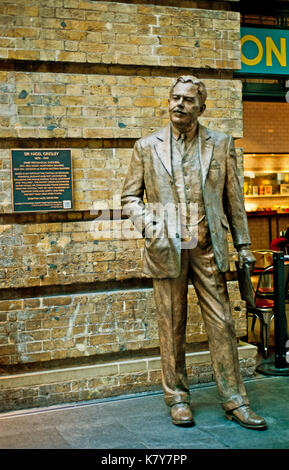 Sir Nigel Gresley Statue, Lokführer hinter Flying Scotsman und Stockente, Kings Cross, London Stockfoto