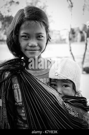 Dalat, Vietnam - Dec 5, 2015. Portrait von koho Kinder in Dalat, Vietnam. Koho sind eine ethnische Gruppe, die im Dalat Stadt im zentralen Hochland Stockfoto