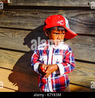 Dalat, Vietnam - Dec 5, 2015. Ein Koho ethnischen Junge stehend an der Holz- Haus in Dalat, Vietnam. Koho sind eine ethnische Gruppe, die im Dalat Township Stockfoto