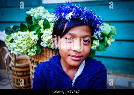 Dalat, Vietnam - Dec 5, 2015. Ein koho Mädchen, die Blumen in Dalat, Vietnam. Koho sind eine ethnische Gruppe, die im Dalat Township von Zentralen Highlan Stockfoto