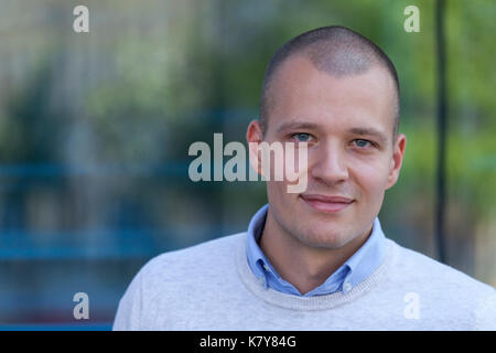 Close up Portrait von ein hübscher junger Mann in einem T-Shirt und Pullover draußen. Kopieren Sie Platz. Stockfoto