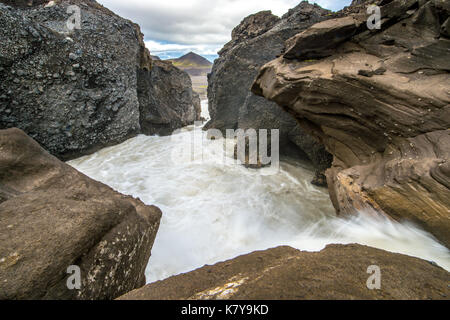 Island - Nýifoss Wasserfall aus dem See Hagavatna gespeist durch Gletscher Langjokull Stockfoto