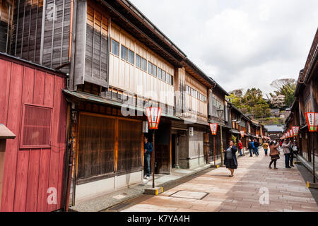 Beliebtes Ausflugsziel, Higashi Chaya Bezirk in Kanazawa. Strasse gesäumt auf beiden Seiten mit Edo periode Gebäude aus Holz, Ryokan, Geschäfte und Gaststätten. Stockfoto