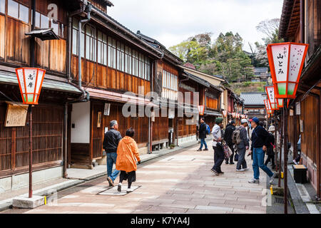 Beliebtes Ausflugsziel, Higashi Chaya Bezirk in Kanazawa. Strasse gesäumt auf beiden Seiten mit Edo periode Gebäude aus Holz, Ryokan, Geschäfte und Gaststätten. Stockfoto