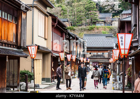 Beliebtes Ausflugsziel, Higashi Chaya Bezirk in Kanazawa. Strasse gesäumt auf beiden Seiten mit Edo periode Gebäude aus Holz, Ryokan, Geschäfte und Gaststätten. Stockfoto