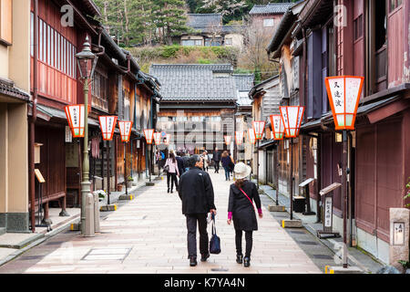 Beliebtes Ausflugsziel, Higashi Chaya Bezirk in Kanazawa. Strasse gesäumt auf beiden Seiten mit Edo periode Gebäude aus Holz, Ryokan, Geschäfte und Gaststätten. Stockfoto