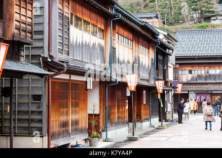 Beliebtes Ausflugsziel, Higashi Chaya Bezirk in Kanazawa. Strasse gesäumt auf beiden Seiten mit Edo periode Gebäude aus Holz, Ryokan, Geschäfte und Gaststätten. Stockfoto